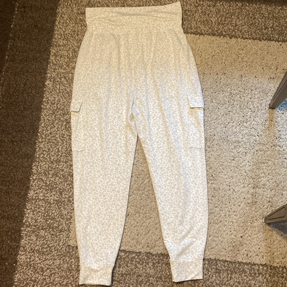 Old Navy leopard print comfy cargo pockets pants. - Picture 6 of 6